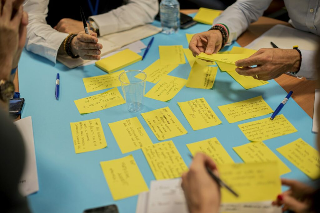 Atelier de cadrage avec des notes adhésives sur une table