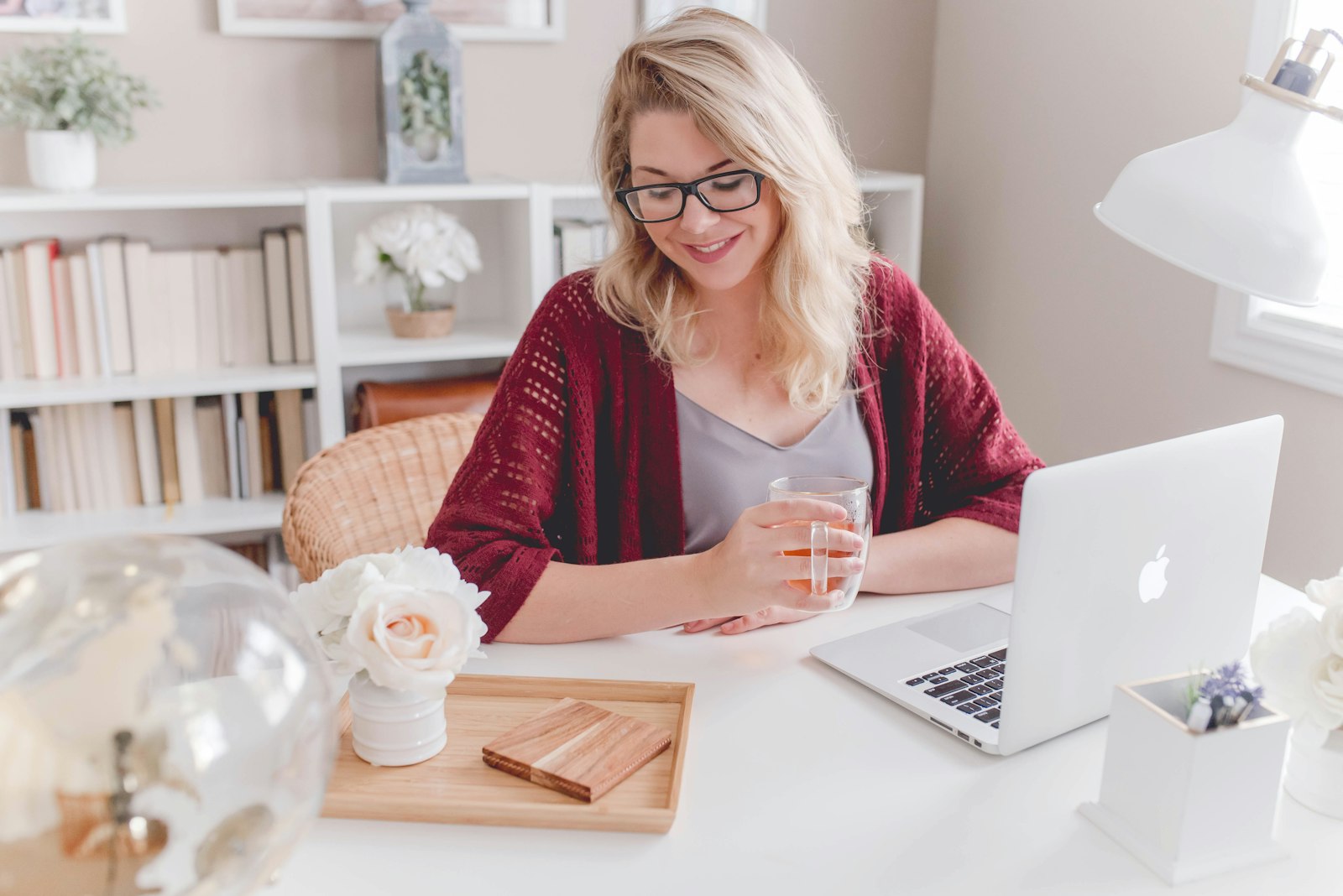 Femme souriante travaillant sur son ordinateur portable