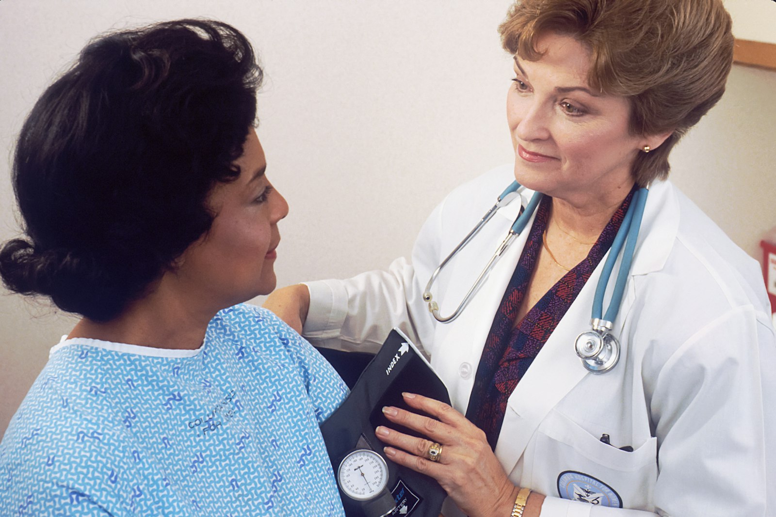 Médecin souriante échangeant avec une patiente