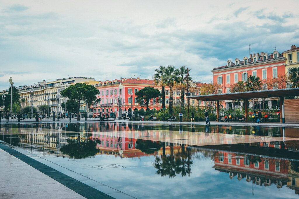 Façades et palmiers à Nice sur la Côte d’Azur