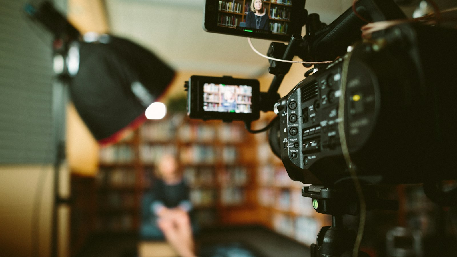 Caméra filmant une interview vidéo