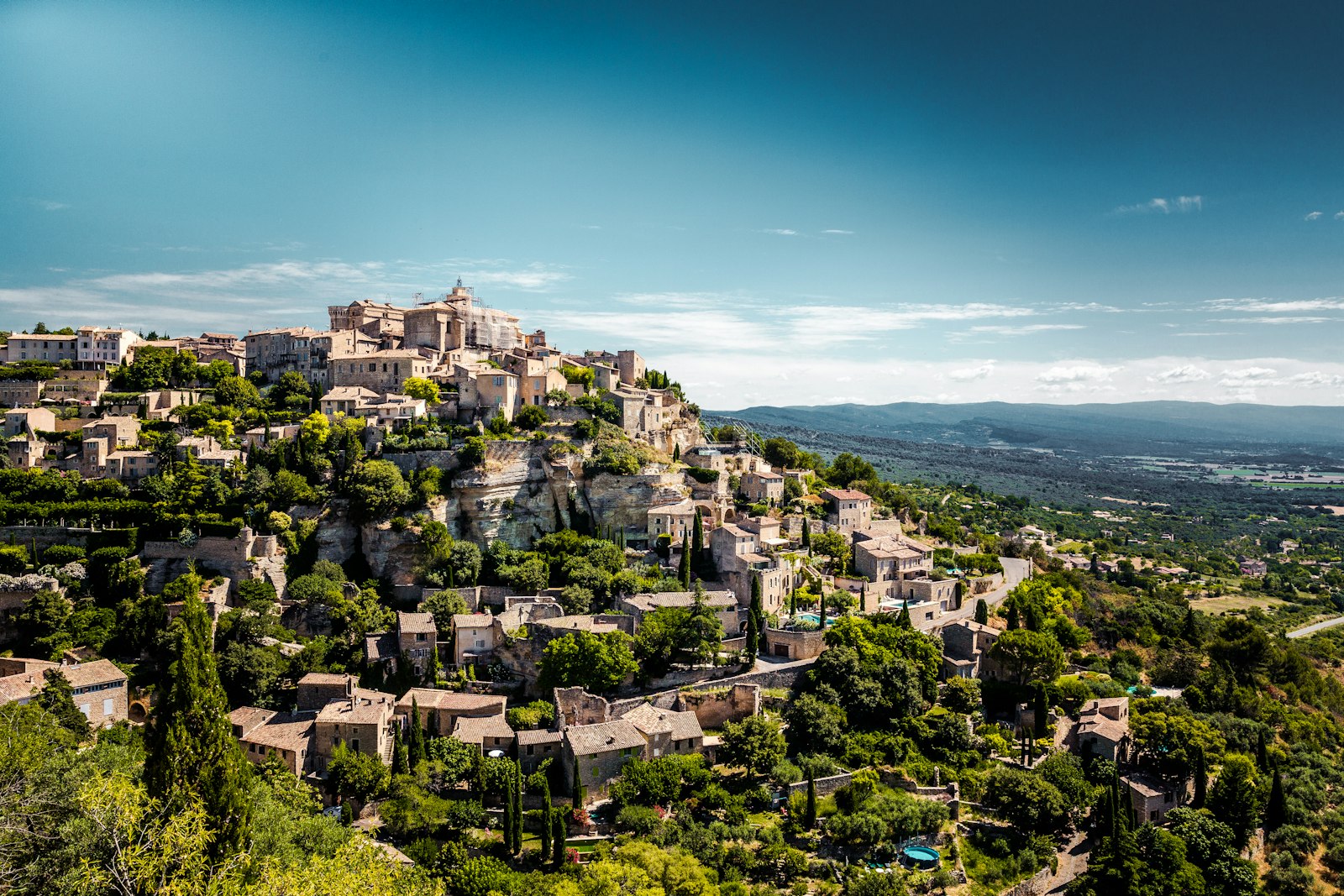Village perché de Provence entouré de collines